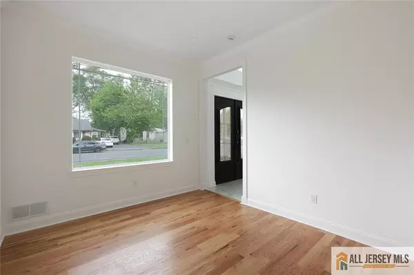 Edison, NJ 08817,19 Fairfax RD