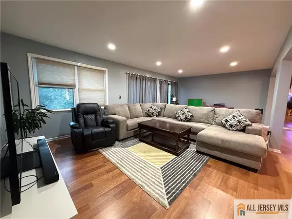 North Brunswick, NJ 08902,2905 N Oaks BLVD