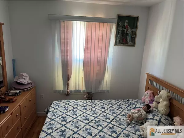 Carteret, NJ 07008,33 Mercer ST