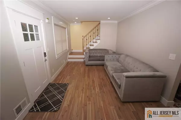 Colonia, NJ 07067,80 Berkley AVE