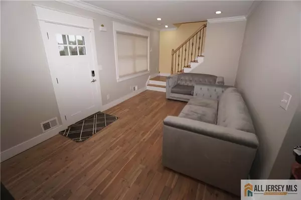 Colonia, NJ 07067,80 Berkley AVE