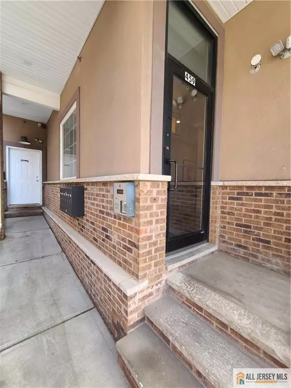 Metuchen, NJ 08840,459 Main ST