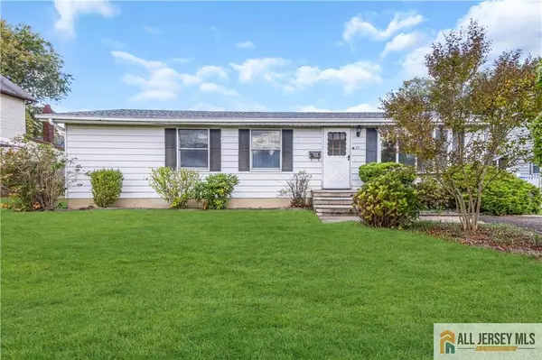 27 Railroad AVE, Helmetta, NJ 08828