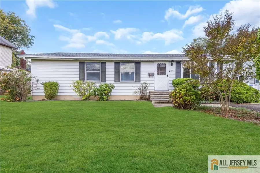 27 Railroad AVE, Helmetta, NJ 08828