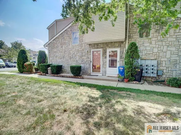 87 Farnham SQ #287, Sayreville, NJ 08859