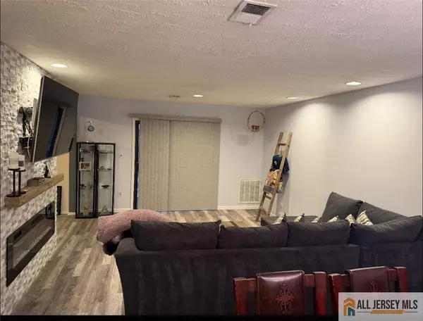 Woodbridge Proper, NJ 07095,306 Sharon CT #306