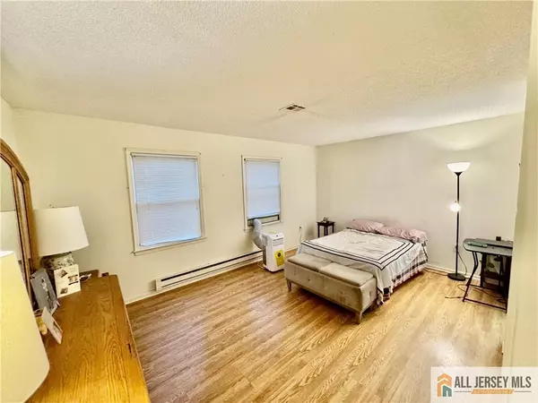Monroe, NJ 08831,432 Redding LN #432N