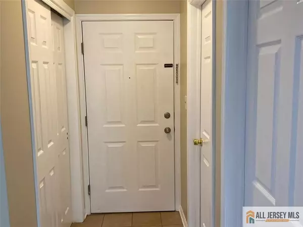 Edison, NJ 08817,121 Waterford DR