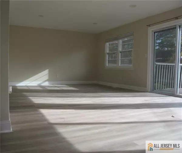 North Brunswick, NJ 08902,3203 N Oaks BLVD