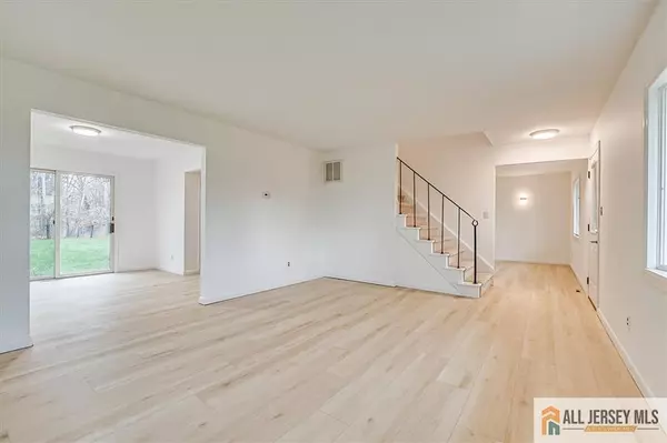 South Brunswick, NJ 08824,4 Dundee RD