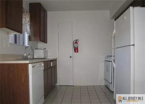 North Brunswick, NJ 08902,503 N Oaks BLVD