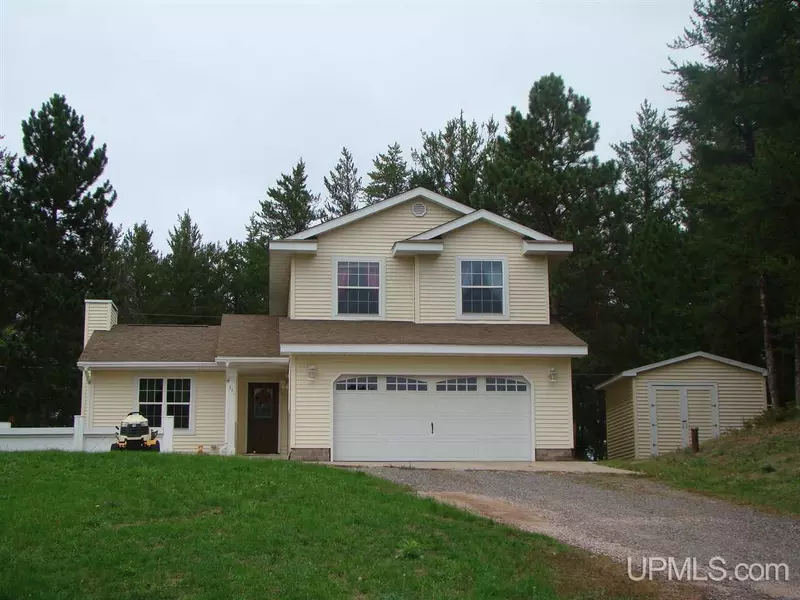 112 Candee Ln, Marquette, MI 49855