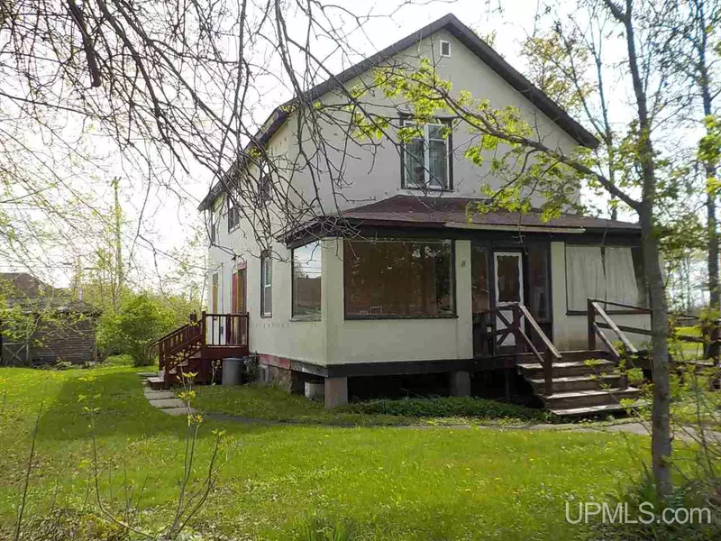 114 Diamond St, Iron River, MI 49935