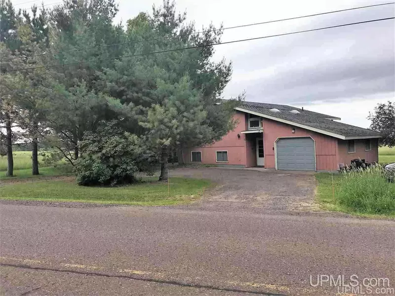 42484 Paradise Rd, Chassell, MI 49916