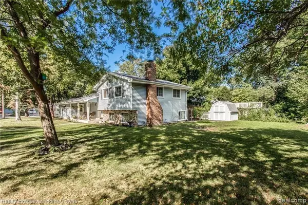 Port Huron, MI 48060 1836,3252 MOUNT VERNON Road