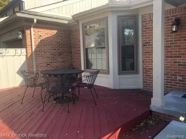 West Bloomfield, MI 48322 2823,7140 GREEN FARM Road