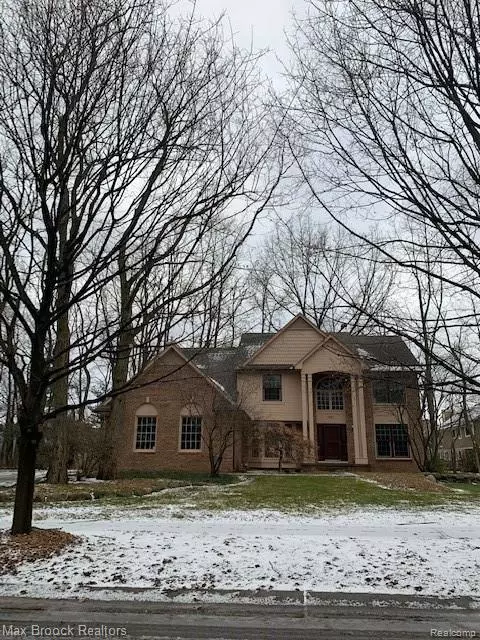 2591 WATER OAKS, West Bloomfield, MI 48324 2480