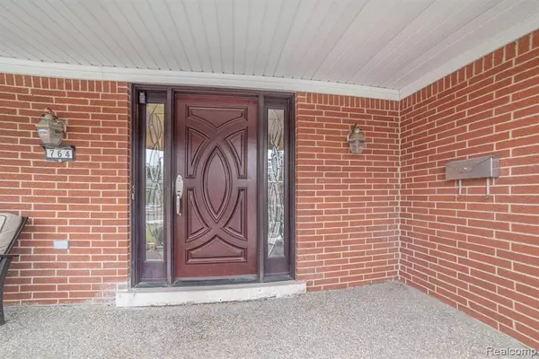 Grosse Pointe Woods, MI 48236,764 MOORLAND Drive