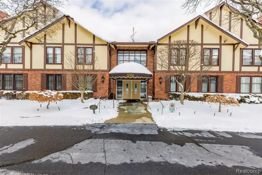 1750 VERNIER Road, Grosse Pointe Woods, MI 48236 1570