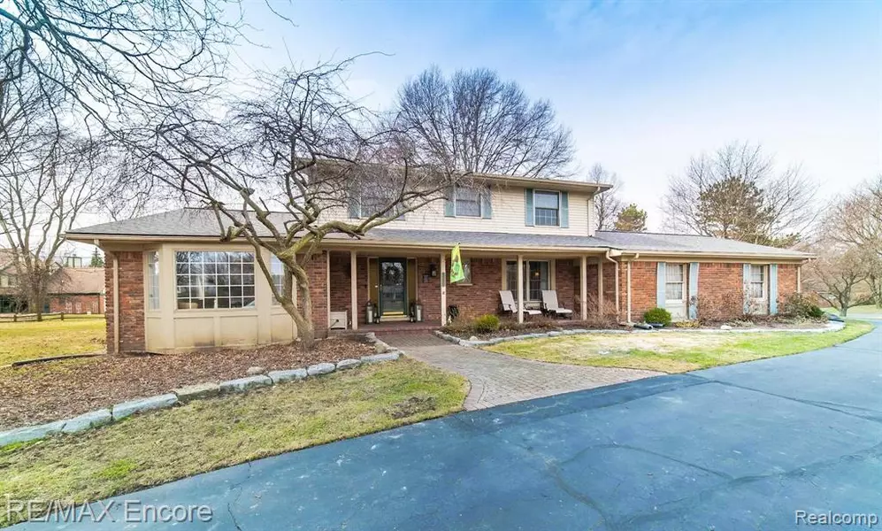 2825 S CHRISTIAN HILLS Drive, Rochester Hills, MI 48309 2827