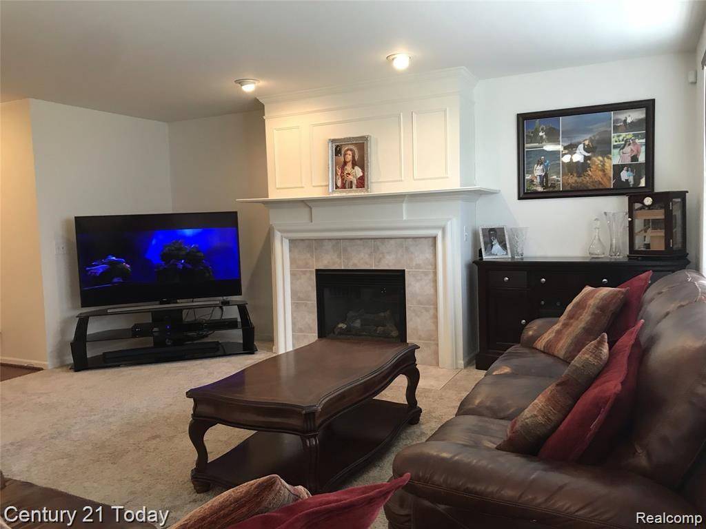 Holly, MI 48442 9354,5121 MEADOW CREST Circle