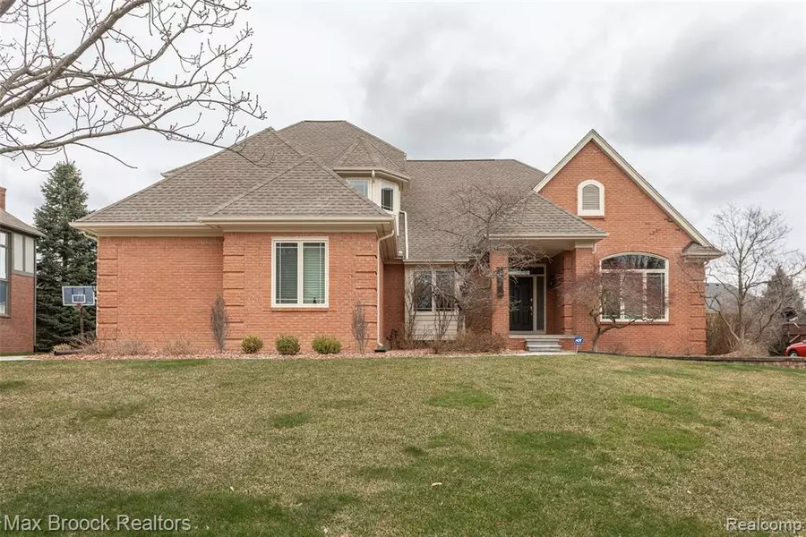 1902 GRAYSLAKE Drive, Rochester Hills, MI 48306 3235