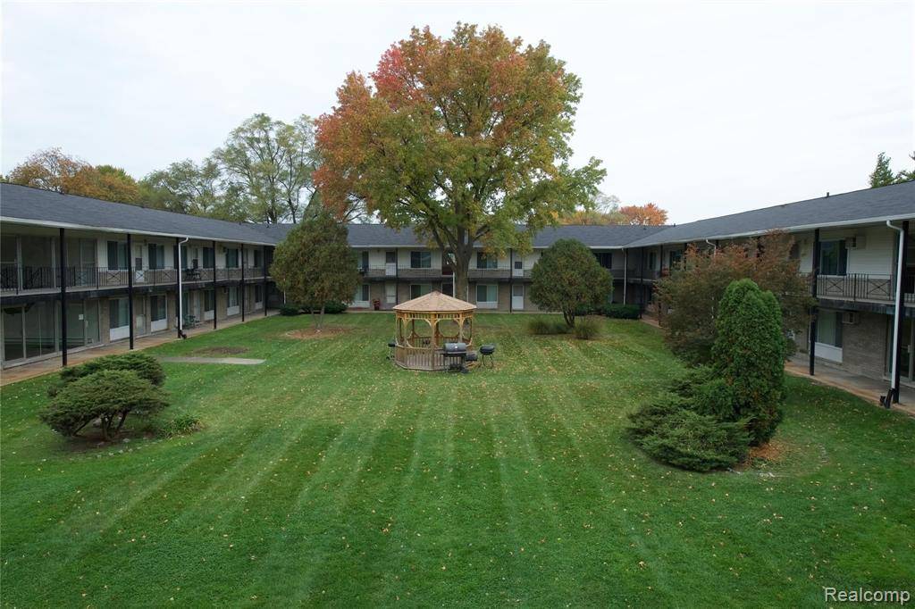 Oak Park, MI 48237 3947,12800 W 9 MILE Road