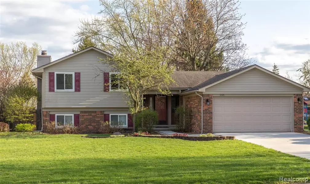 5585 FOX CHASE Lane, Clarkston, MI 48346 3915