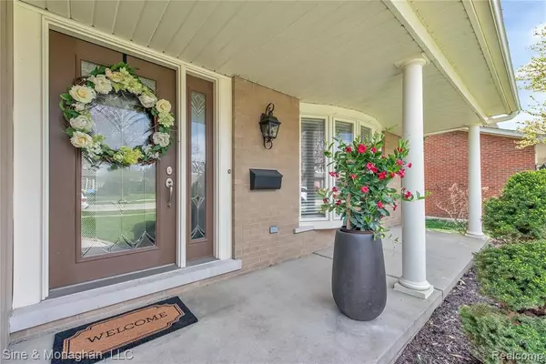 Grosse Pointe Woods, MI 48236 1201,769 N BRYS Drive