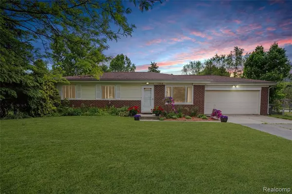 Rochester Hills, MI 48307 4721,2695 EMMONS Avenue