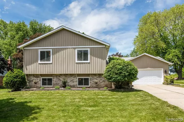 Rochester Hills, MI 48307 3305,963 Dahlia Lane