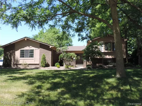 Troy, MI 48085 3232,5299 HERTFORD Drive