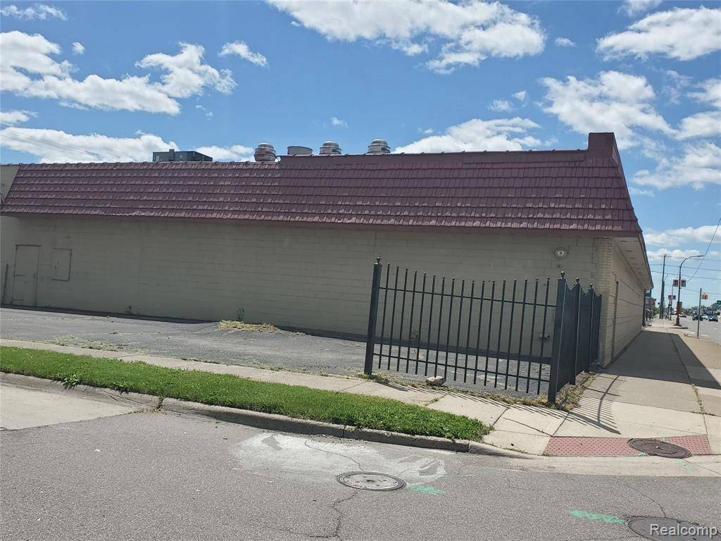 Center Line, MI 48015 1341,24116 VAN DYKE Avenue
