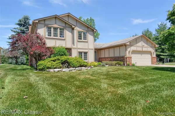 Rochester Hills, MI 48309 1021,695 PLUM RIDGE Drive