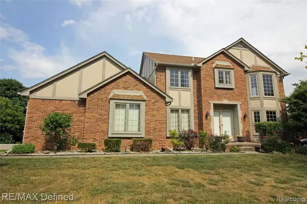 Troy, MI 48098 1878,6122 RIVERTON Drive