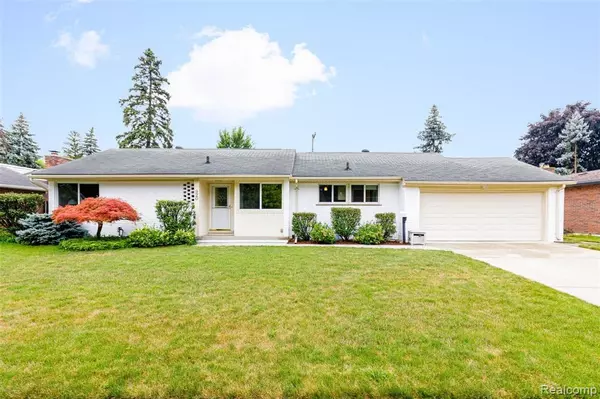 Grosse Pointe Woods, MI 48236 2700,920 CRESCENT Lane