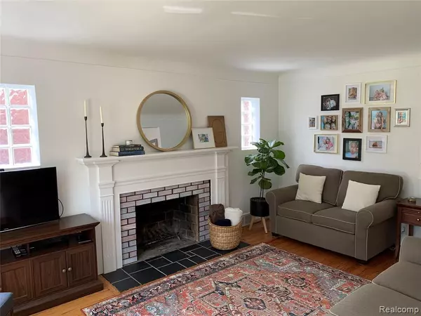 Harper Woods, MI 48225 1714,20935 HUNT CLUB Drive