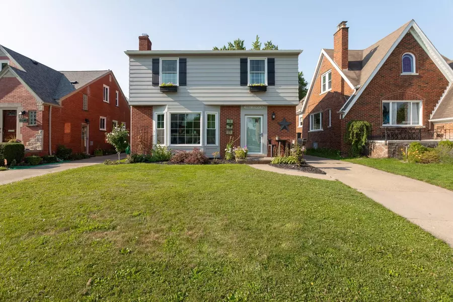 1985 LENNON Street, Grosse Pointe Woods, MI 48236-1616