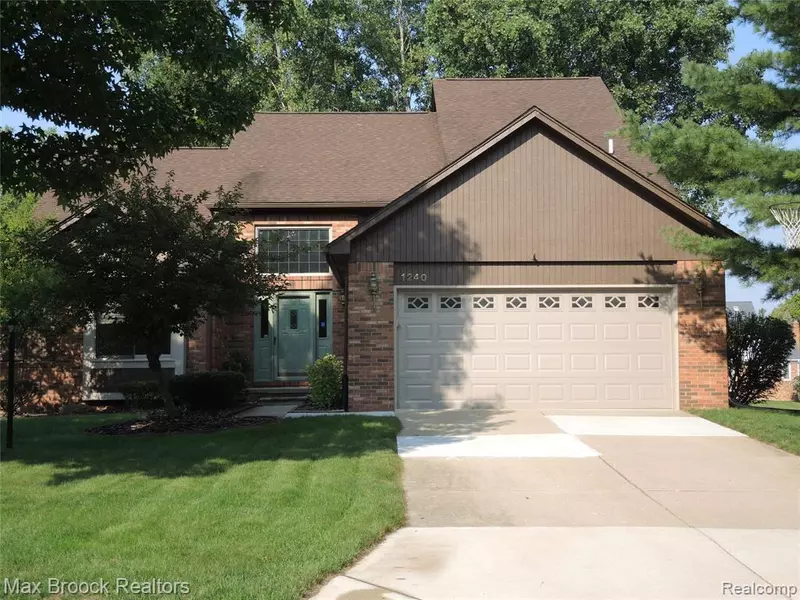 1240 BEMBRIDGE Drive, Rochester Hills, MI 48307 5717