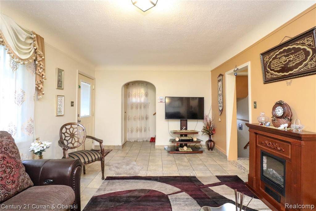 Dearborn, MI 48126 1868,6906 BINGHAM Street