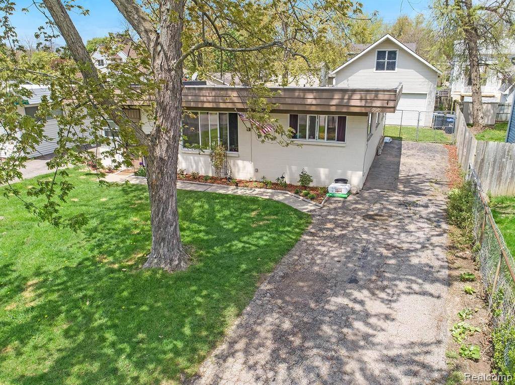 3904 CRESTHAVEN Drive, Waterford, MI 48328 4018