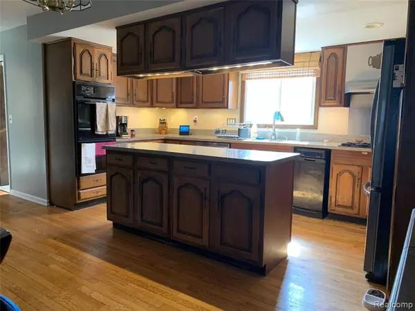 Harper Woods, MI 48225 2039,20220 OLD HOMESTEAD Drive