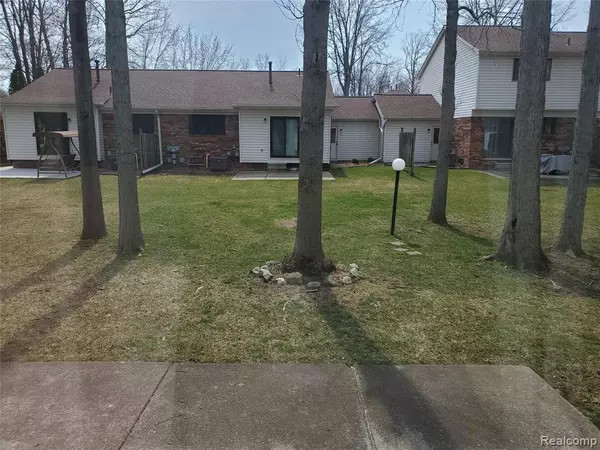 Harrison Twp, MI 48045 2239,27996 THORNTREE Lane