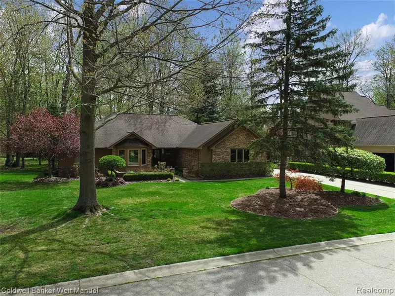 48592 GOLDEN OAKS Lane, Shelby Twp, MI 48317 2610