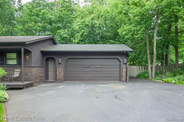 Clarkston, MI 48346 2968,5643 WARBLER Drive