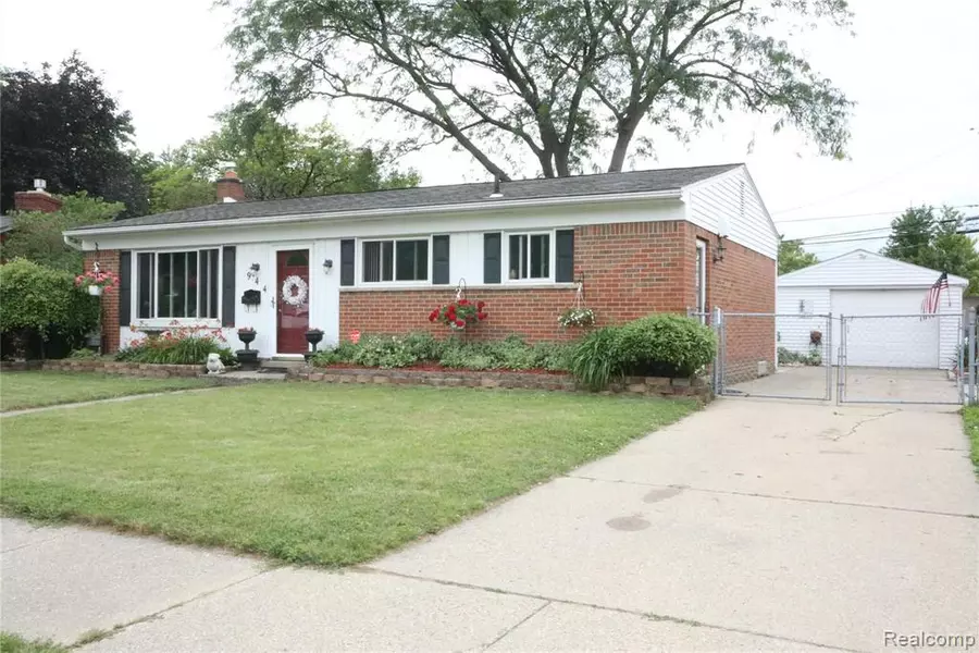 944 FAIRLANE Street, Westland, MI 48186 4321