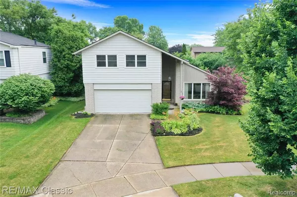 Novi, MI 48375 2603,24693 APPLE CREST Drive