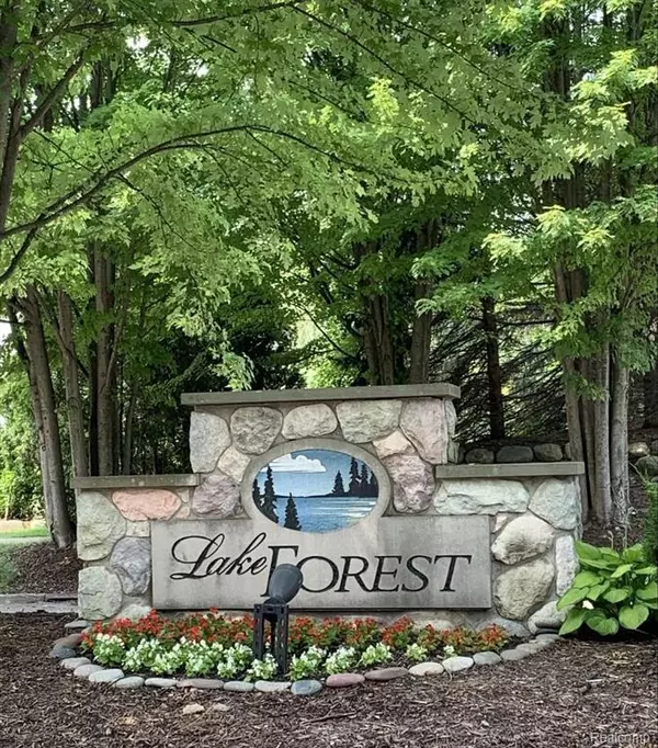 Lake Orion, MI 48359 1587,3271 SPRINGWOOD Court