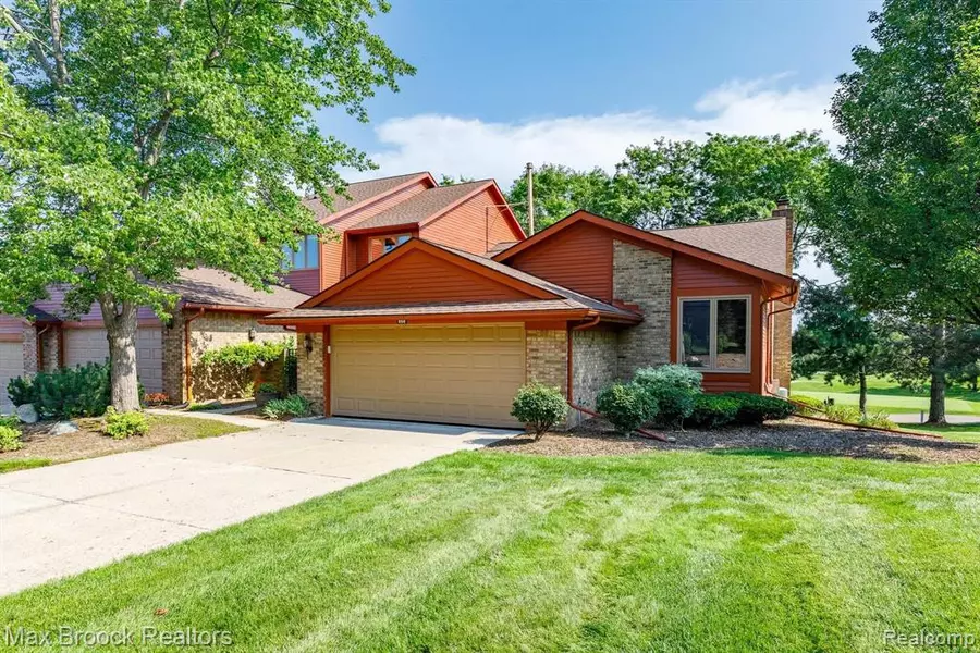 856 GREENVIEW Court, Rochester Hills, MI 48307 1024