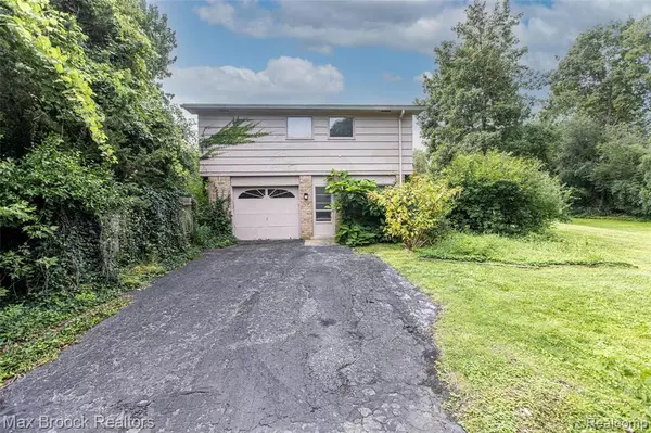 Bloomfield Hills, MI 48304 1618,2864 COLONIAL Trail